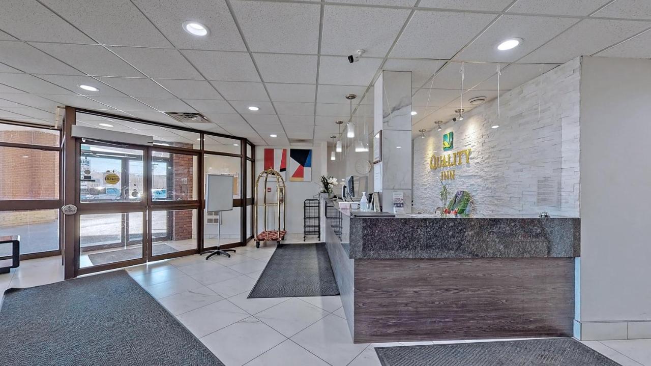 Hotel Ramada By Wyndham Arnprior Extérieur photo