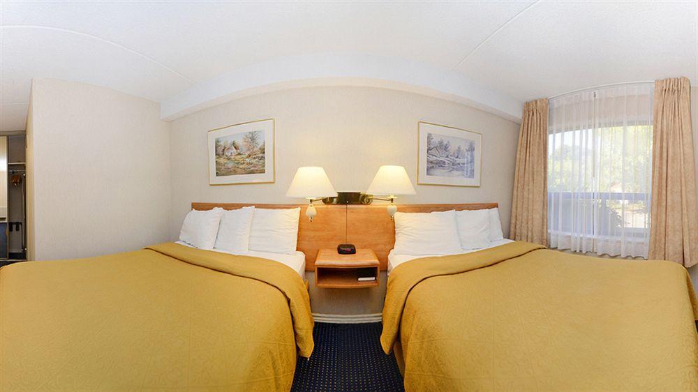 Hotel Ramada By Wyndham Arnprior Extérieur photo