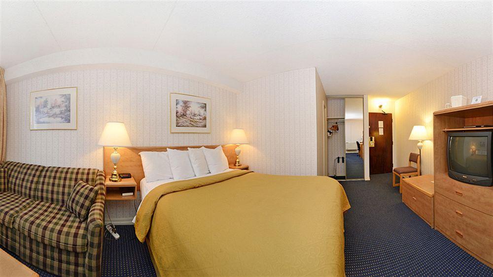 Hotel Ramada By Wyndham Arnprior Extérieur photo